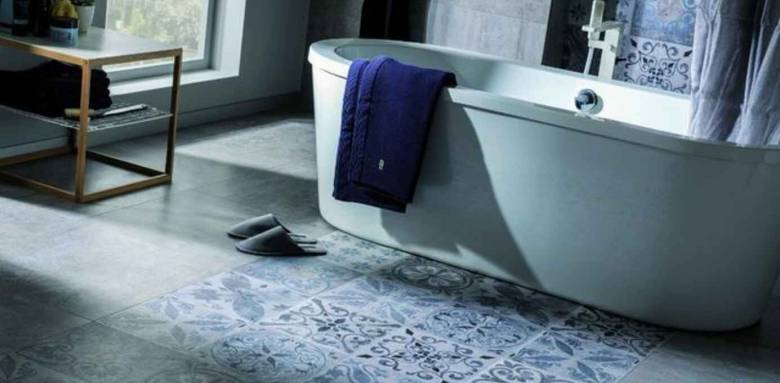 revêtement sol salle de bain vinyle effet carreaux de ciment mixé parquet