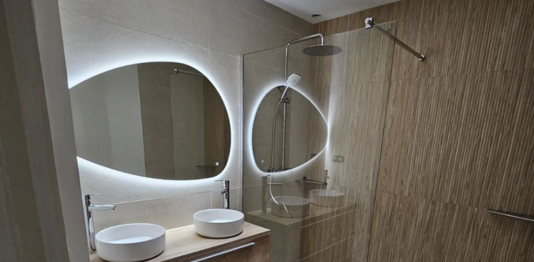 Rénovation de salle de bain avec rétroéclairage plafond et miroir - douche avec receveur extra plat XXL