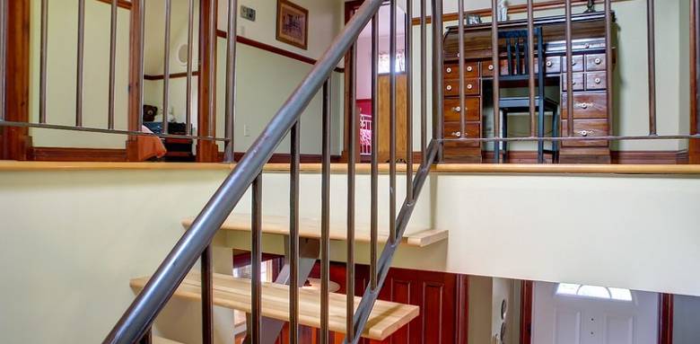 Mezzanine avec escalier et garde-corps bois