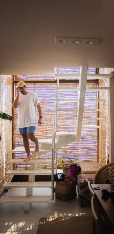 Escalier en bois avec rangement en dessous 