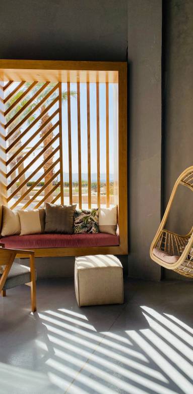 Un séjour avec une niche murale design en bois