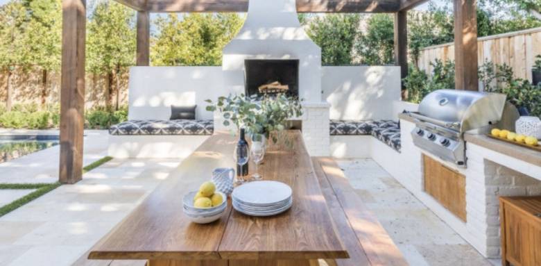 Un espace repas sous une tonnelle pour une terrasse conviviale