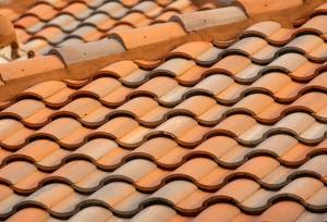 Toiture en briques rouges traditionnelles