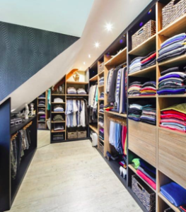 Installation d'un dressing sous pente 