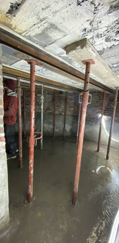 Infiltration d'eaux peut-être la cause de fragilité de la structure d'un bâtiment 