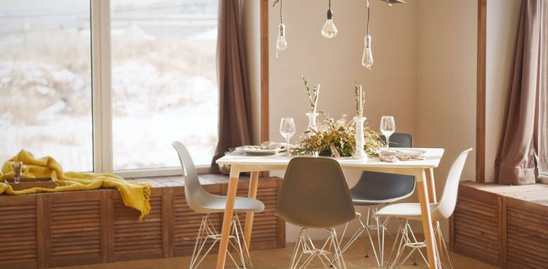 Une salle à manger en bois avec des meubles bas sur-mesure