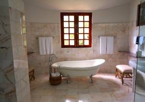 Agrandir une salle de bain avec du carrelage