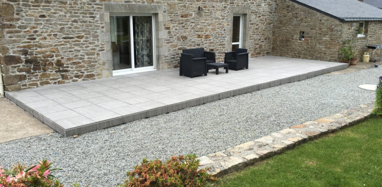 Terrasse grès cérame façon pierre naturelle