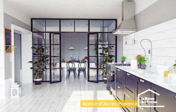 Claustra métallique installé dans un séjour afin de créer une séparation visuelle entre les espaces sans perdre la sensation de volume. Une solution moderne pour aménager une maison à Aix-en-Provence.