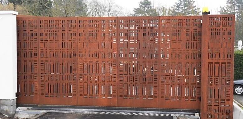portail en acier corten ajouré