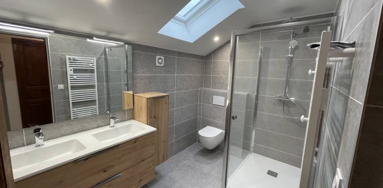 bel exemple d'aménagement d'une salle de bain dans les combles