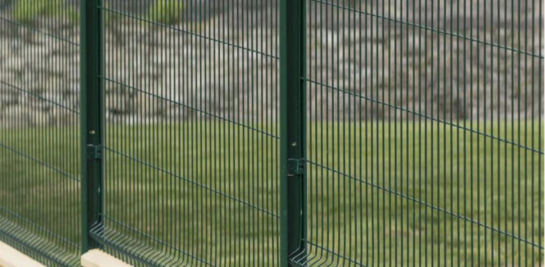 Une solution mixte : Petit muret et grillage rigide