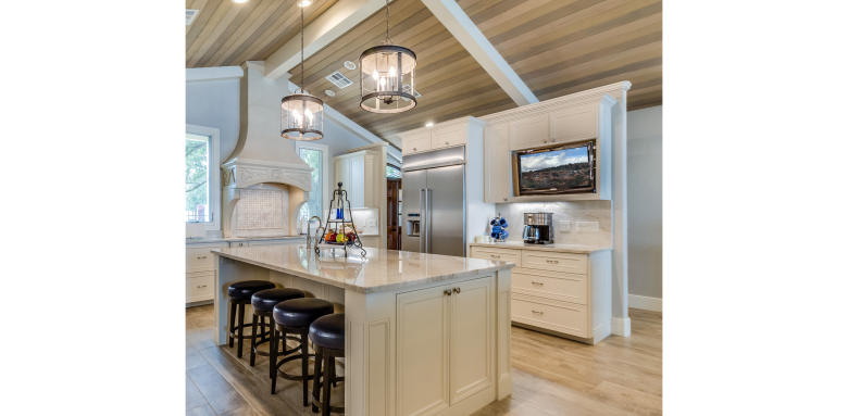 Comment aménager une cuisine avec un plafond incliné ? - Lécousse 35133