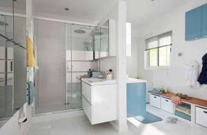 salle de bain familiale tons pastels mur séparation