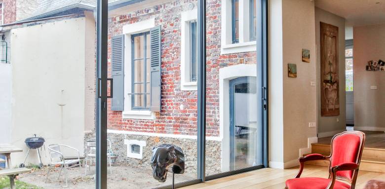 Gagnez des mètres carrés sans quitter Saint-Germain-en-Laye ! Découvrez les atouts d’une extension de maison, les étapes clés pour réussir votre projet et les conseils de La Maison Des Travaux pour un chantier serein.