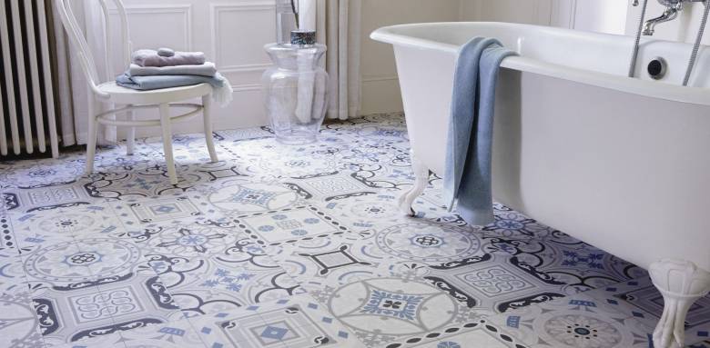 Revêtement de sol PVC façon carrelage dans salle de bain