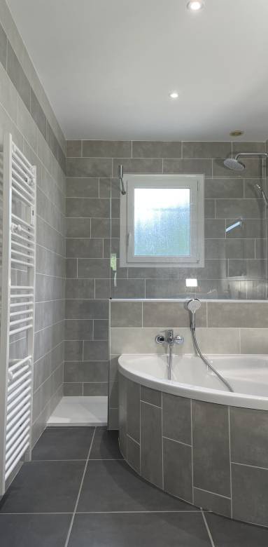 douche et baignoire pour une belle salle de bain familiale