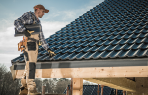 Quand faut-il rénover sa toiture ? Les signes qui ne trompent pas