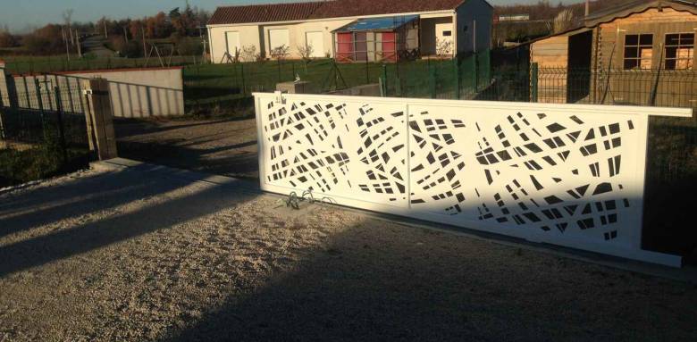 Portail coulissant motorisé en aluminium blanc - Nantes 44