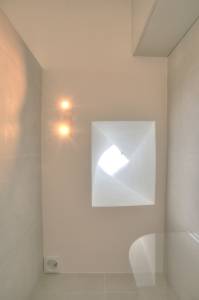 puits de lumière dans la salle de bain d'un appartement