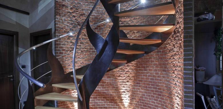 Eclairage escalier hélicoidale avec rampe lumineuse