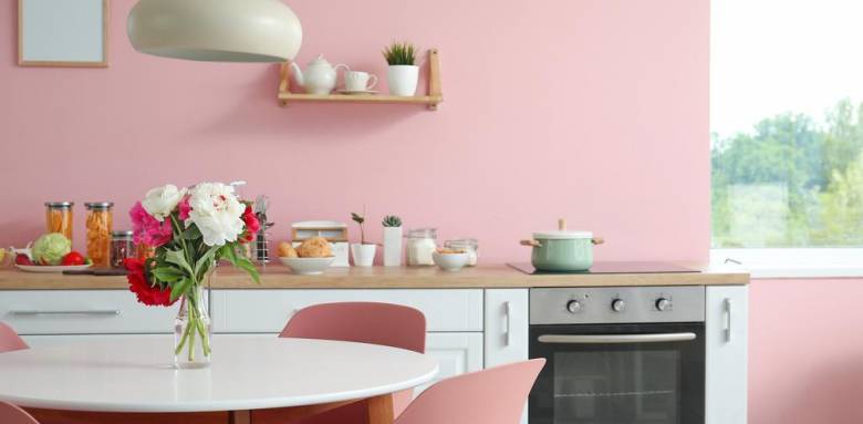 Cuisine mur en rose pâle