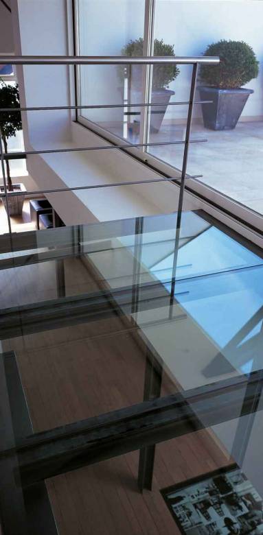 Le plancher de verre pour l’aménagement de souplex (photo : Pinterest)