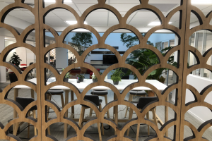 Claustra intérieure en bois flotté entre cuisine et salle à manger