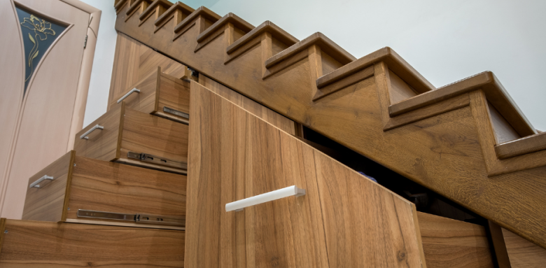 Placard et tiroirs sous escalier
