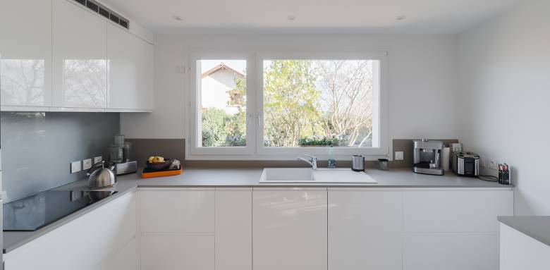 crédence dans le prolongement du plan de travail et plaque en verre 