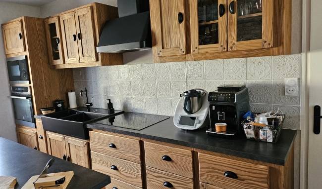 Rénovation de cuisine avec mobilier en bois massif - Nantes 44