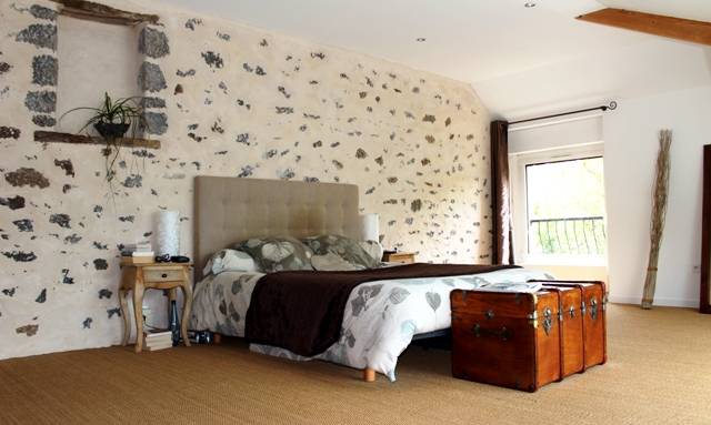 Vaste chambre à coucher dans une maison ancienne en pierres