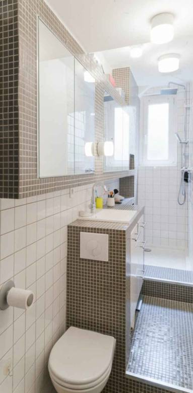 Petite salle de bain en ;ongueur - carrelage métro vasque et douche italienne