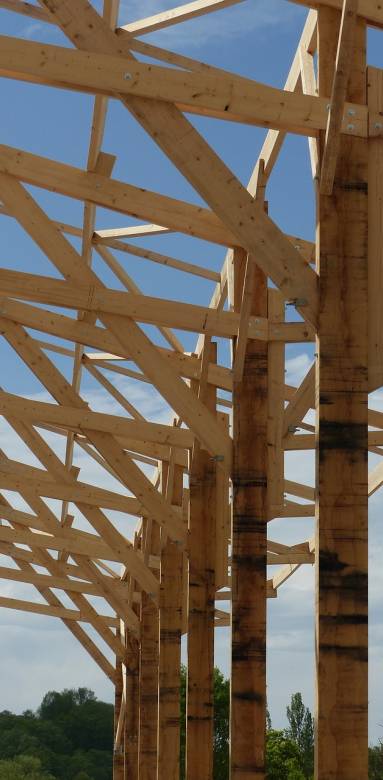 L'ossature bois est plus légère et facile à installer que du béton dans le cadre d'une surélévation de maison.