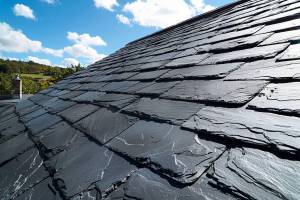 Comment nettoyer et entretenir une toiture en ardoise