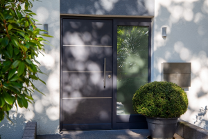 Changer sa porte d’entrée : comment concilier sécurité, isolation et esthétique ?