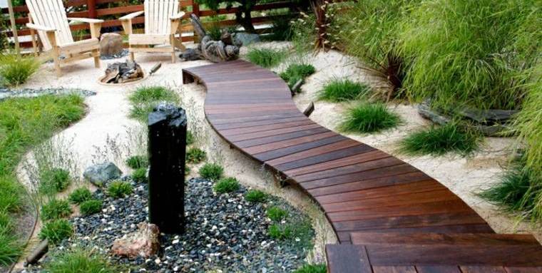 Allée de jardin en bois