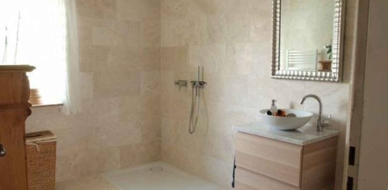 Salle de bains en travertin
