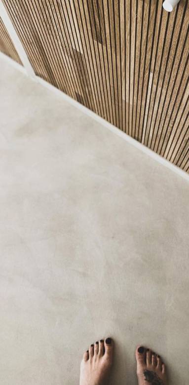 Béton ciré pour les sols : Avantages et inconvénients 