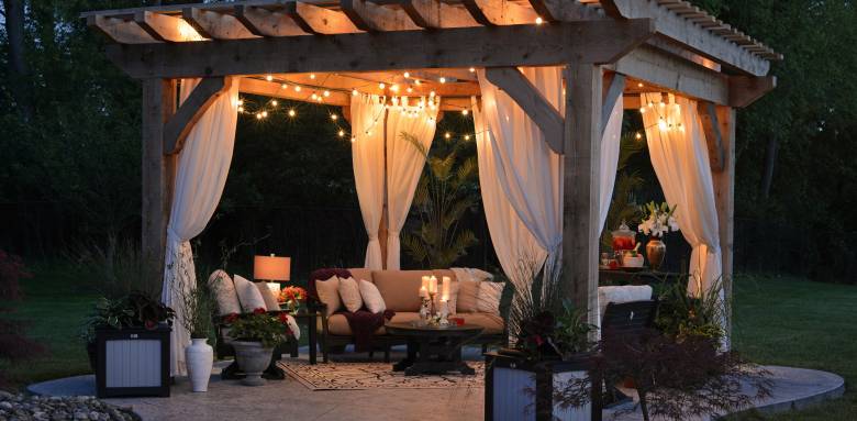 Une pergola avec des voilages 