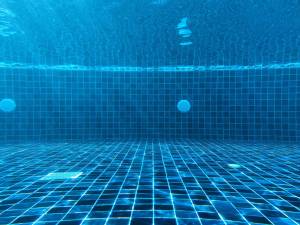 Comment garder l’eau propre dans une piscine ?