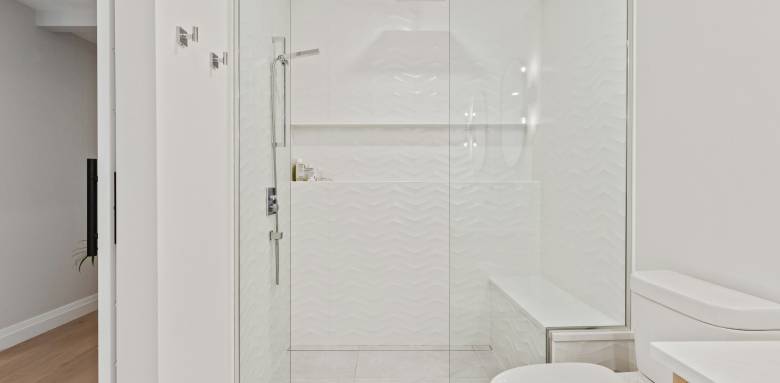 Solutions pour agrandir visuellement une salle de bain 