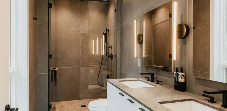 Rénovation d’une salle de bain de 10 m² : modernité et confort au quotidien