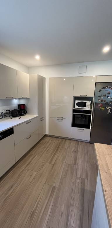 Une cuisine moderne et chaleureuse 