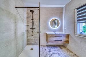 Magnifique éclairage par le miroir rond