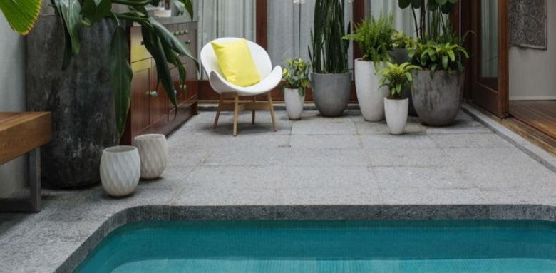 Plage de piscine en granit