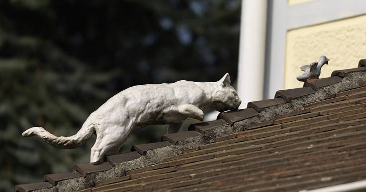 Arête de faîtage avec éléments en céramique chat à la poursuite oiseau
