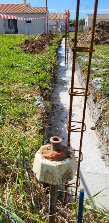Fondation et ferraillage pour la construction d'un mur de clôture en parpaings - Rochefort 17
