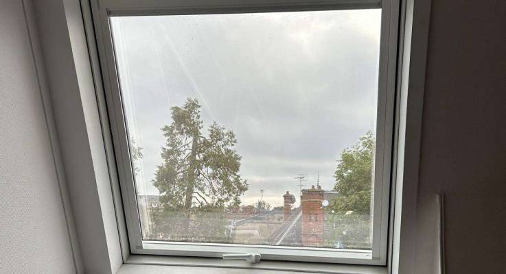 Fenêtre de toit et apport de lumière naturelle dans des bureaux à Troyes