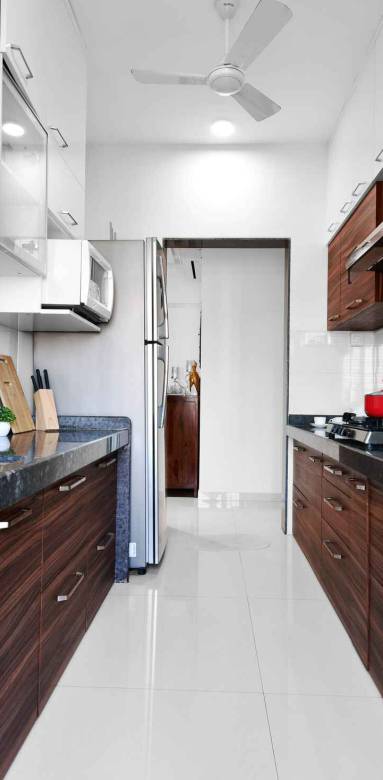 Cuisine couloir en bois sombre et plan de travail noir - Batignolles Paris